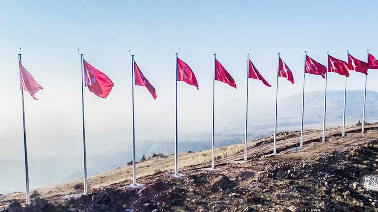 Yozgat'ta Sarıhacılı Mahallesi Zirvesindeki 14 Bayrak Ne İfade Ediyor?