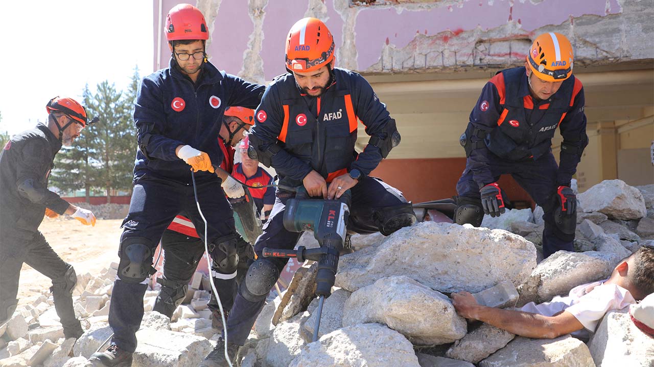 Yozgat Bozok Üniversitesi Öğrencileri Gerçeği Aratmayan Deprem Tatbikatında!