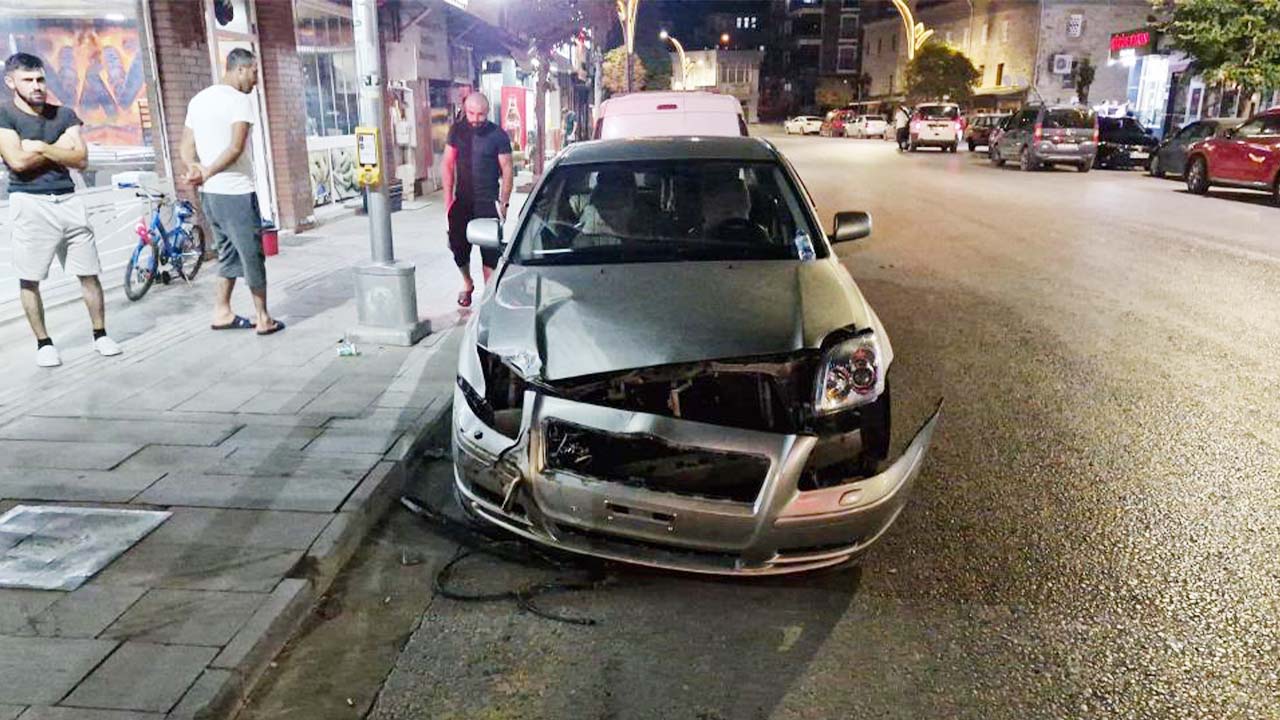 Komşuda Alkollü Traktör Sürücüsü 4 Araca Çarptı: O Anlar Kamerada!