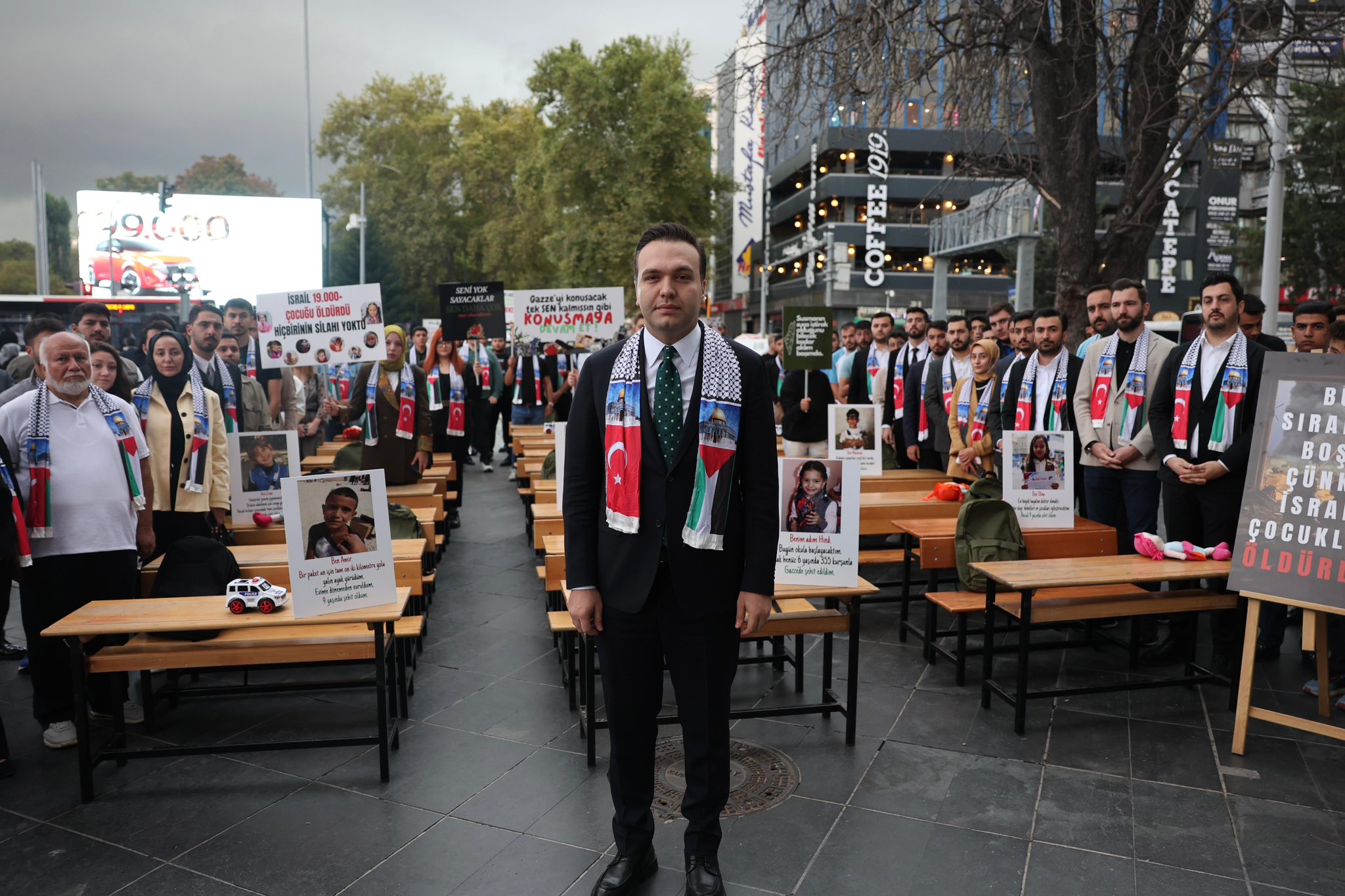 AK Parti Gençlik Kolları’ndan Gazze’deki Çocuklar İçin “Boş Sıralar” Etkinliği