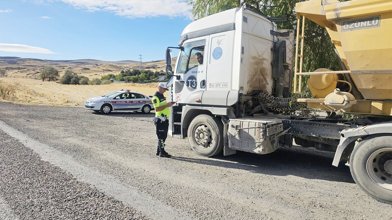 Yozgat’ta Jandarmadan Yük ve Yolcu Taşıyan Araçlara Sıkı Denetim