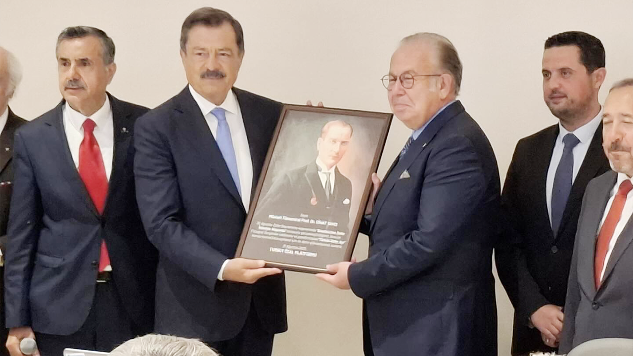 Prof. Dr. Cihat Yaycı’ya Turgut Özal Anısına Özel Ödül Kayalar’dan!