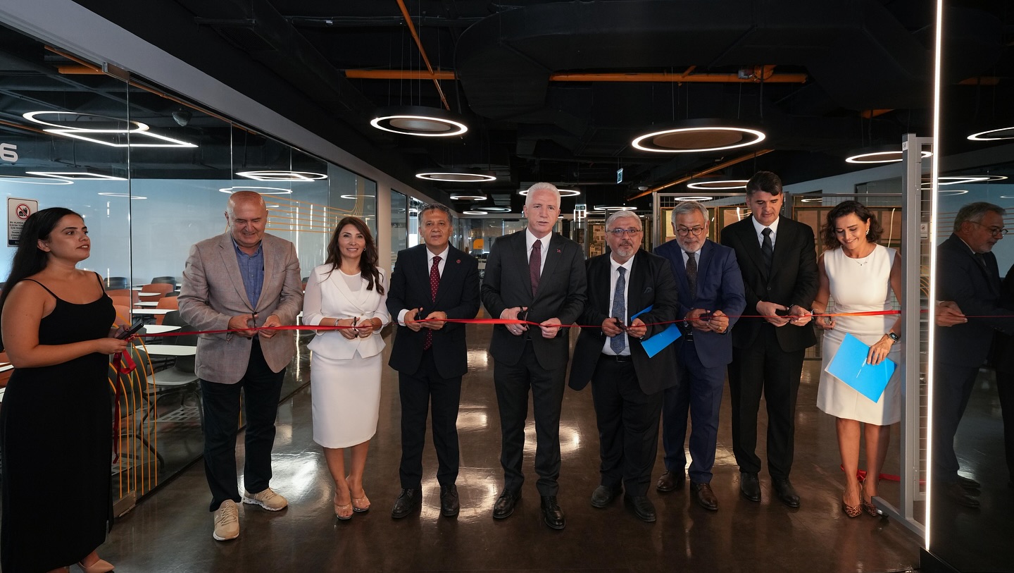KGK’nin “Türkiye’deki Amerika” Sergisini İstanbul Valisi Davut Gül Açtı