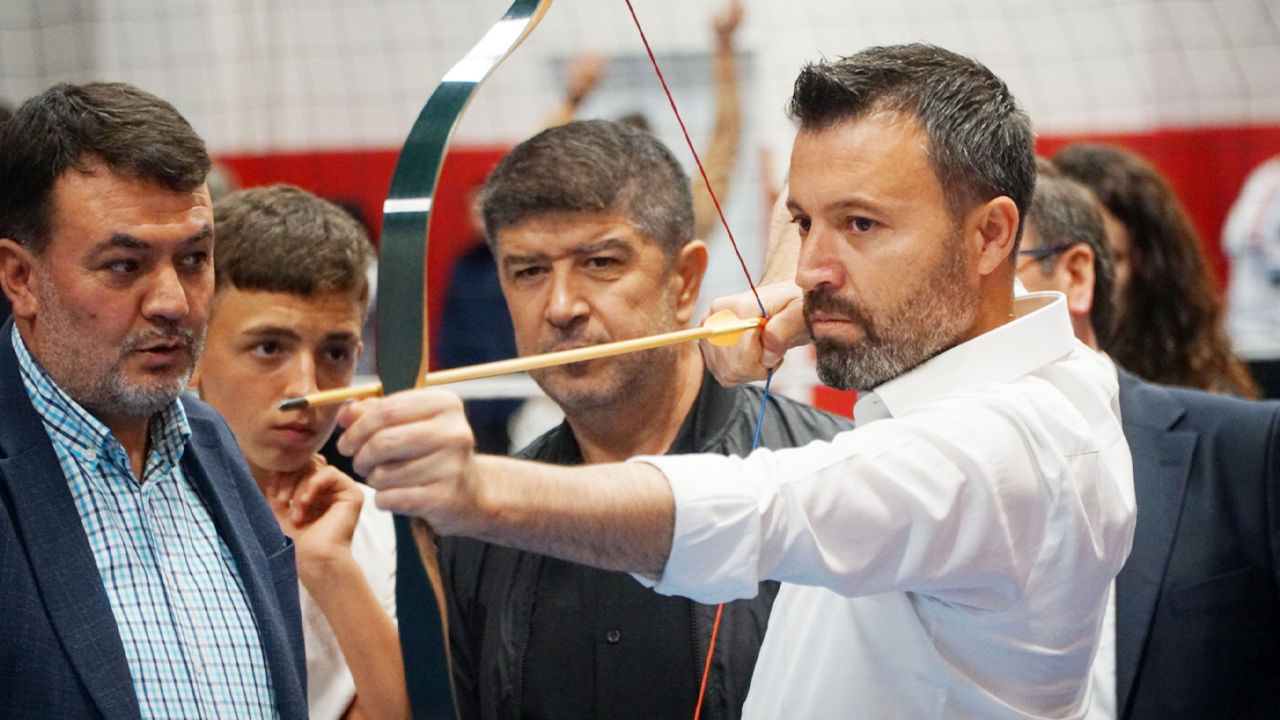Kolları sıvadı ok attı, smaç vurdu! Yozgat Milletvekili Şahan’ın bu seferki adresi gençler oldu!
