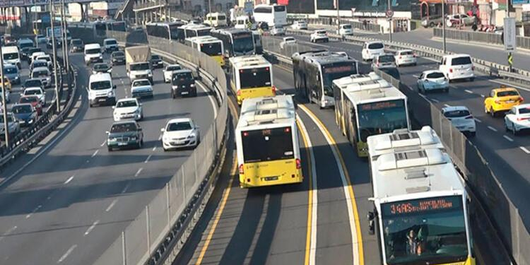 İstanbul’da metrobüs arızası hayatı felç etti