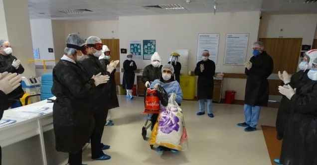 Manisa’da korona virüsten iyileşen 5 hasta alkışlarla taburcu edildi