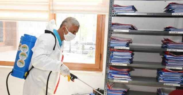 Toroslar Belediyesi ekipleri, kamu binalarını dezenfekte ediyor