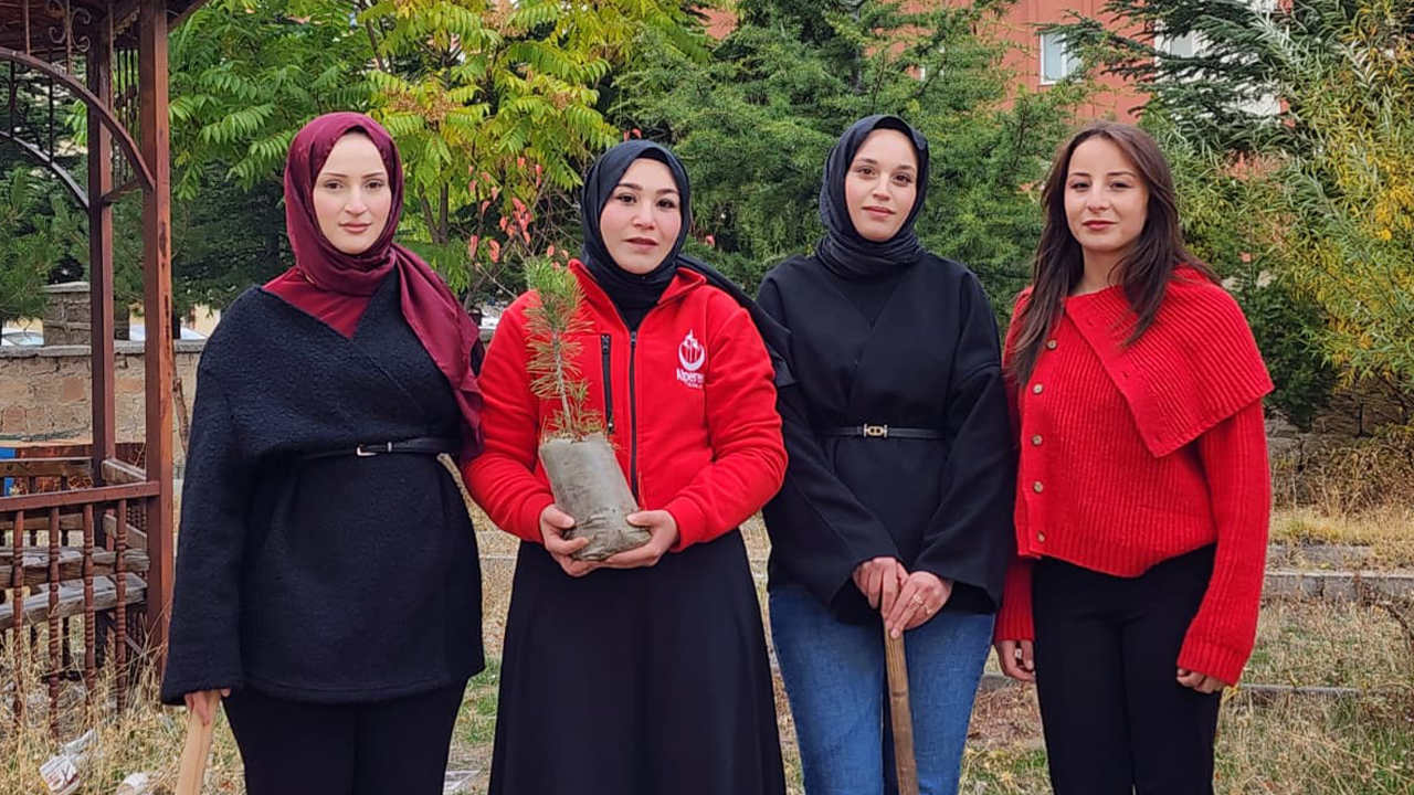 Yozgat Alperen Ocakları Kadın Kolları’ndan Anlamlı Etkinlik: Fidanlar Toprakla Buluştu