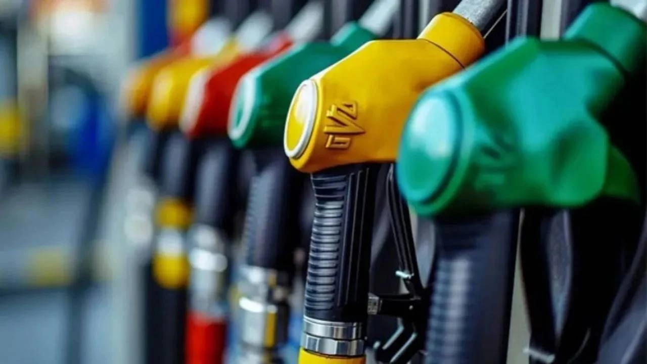 Benzine Gece Yarısı Zam Sürprizi: Litresi 53 Lirayı Aştı