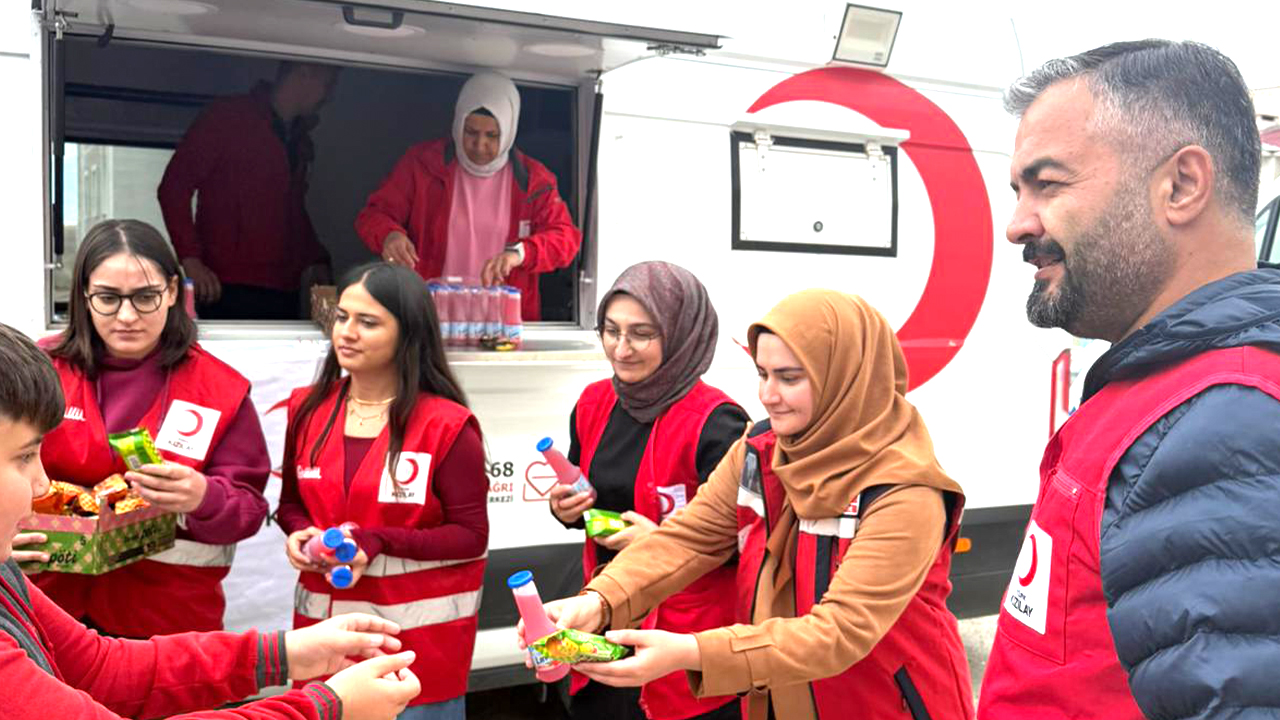 Yozgat’ta Genç Kızılay yerinde durmuyor