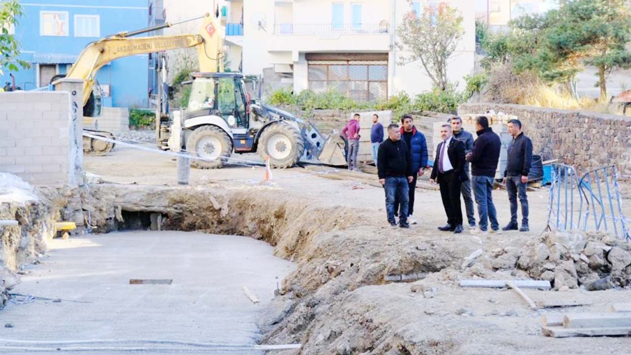 Akdağmadeni’nde Malazgirt Caddesi Baştan Aşağı Yenileniyor!