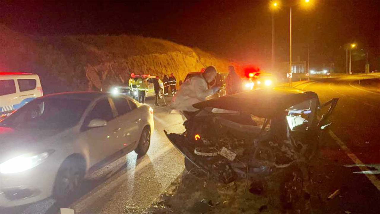 Yozgat’ta Kontrolden Çıkan Otomobil Aydınlatma Direğine Çarptı: Otomobil İkiye Bölündü