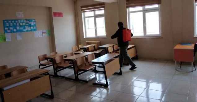 Altıntaş’ta okullar yeniden dezenfekte edildi
