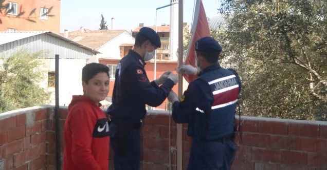 Ortaokul öğrencisinin bayrak isteği yerine getirildi