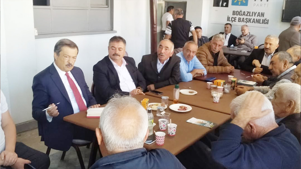 Kağıdı kalemi aldı tek tek not etti! İYİ Parti Yozgat Milletvekili Lutfullah Kayalar’dan Boğazlıyan’da Çiftçilere Destek