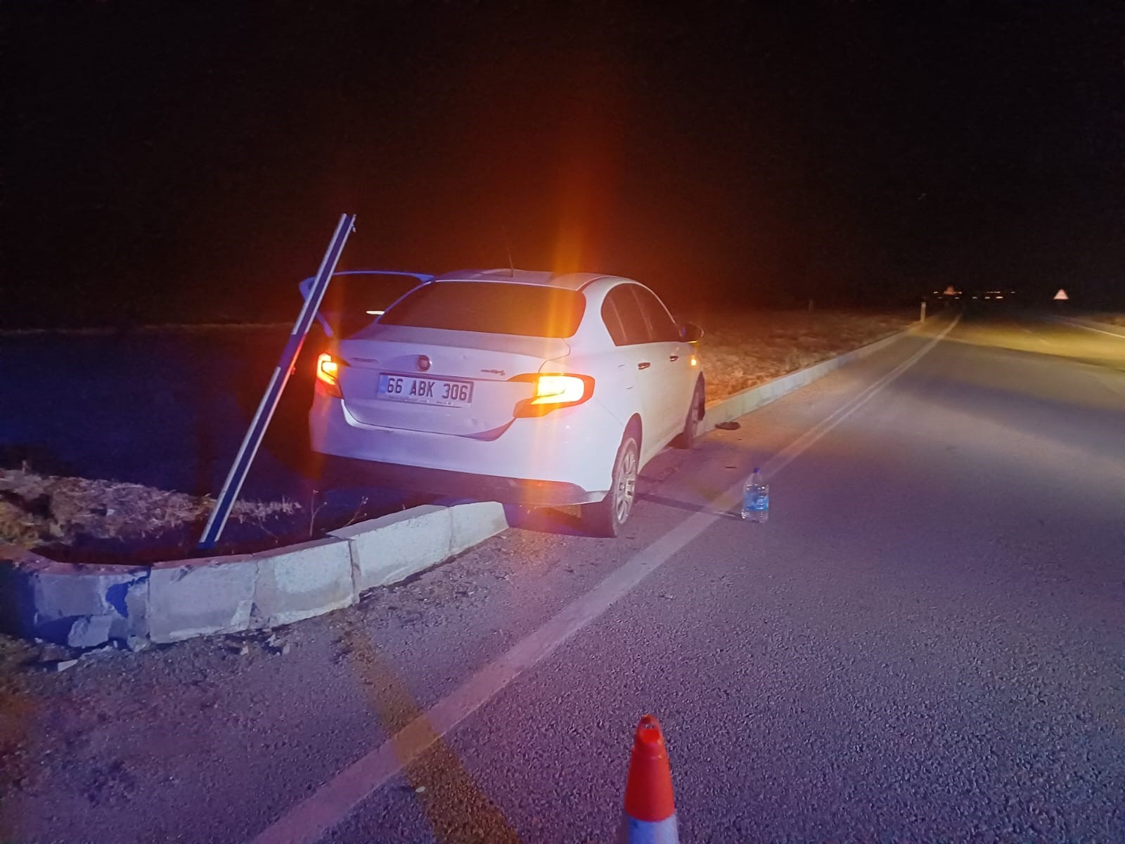Yozgatlı Sürücü Orta Refüje Çarptı: 3 Yaralı