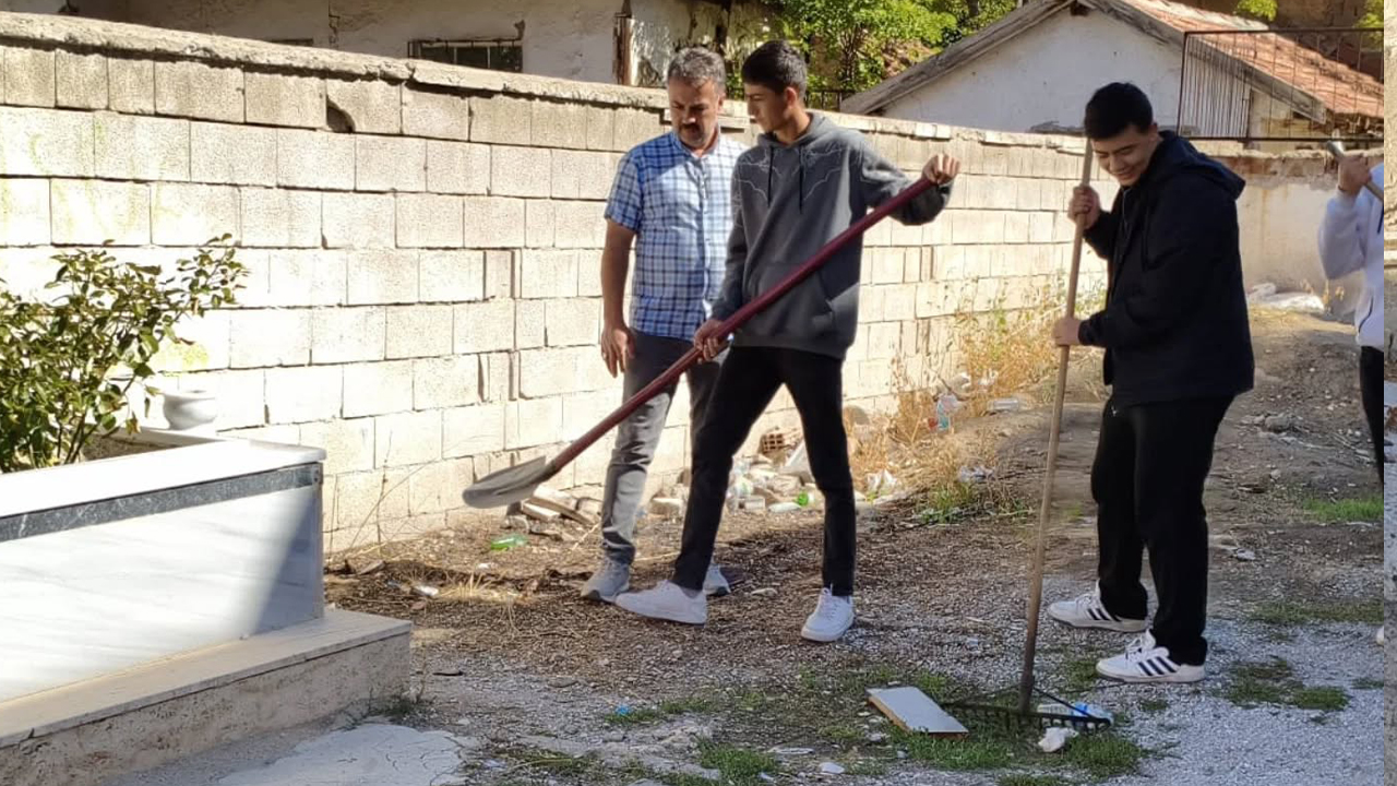 Yozgatlı Öğrencilerden Anlamlı Davranış: Manevi Büyüklerin Kabirleri Temizlendi