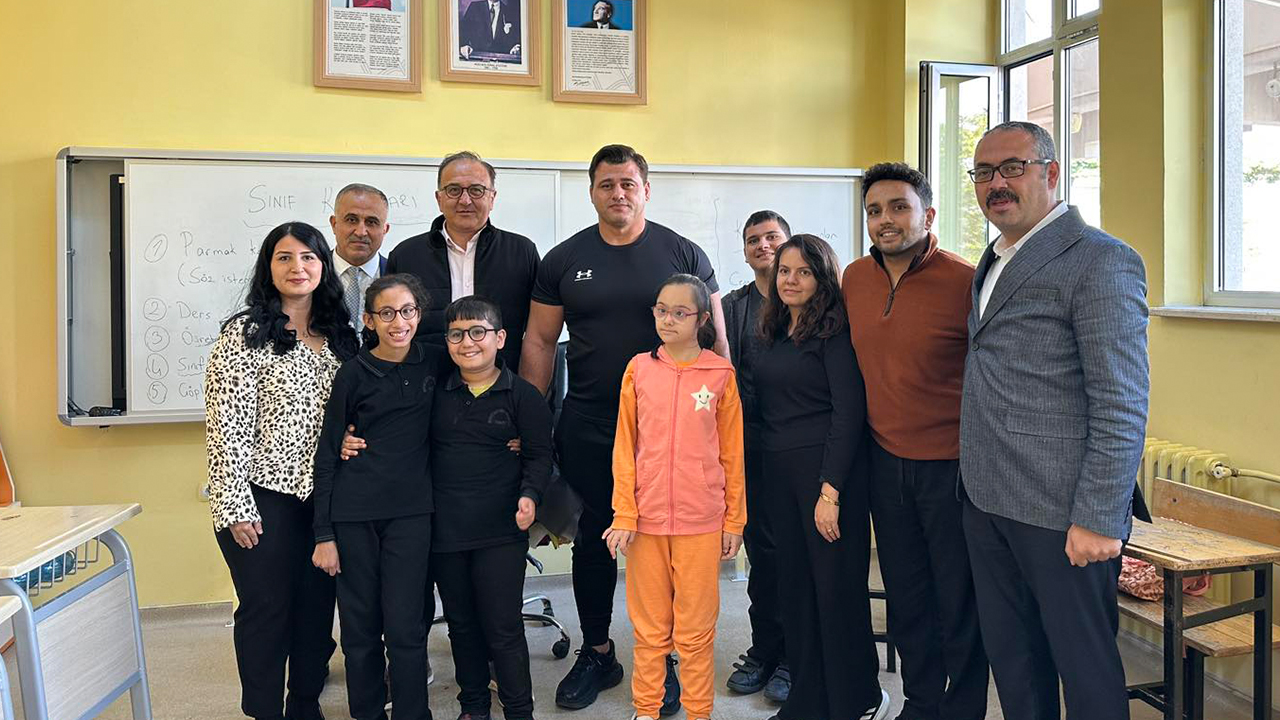Milli Güreşçi Rıza Kayaalp Yerköy’de Öğrencilerle Buluştu