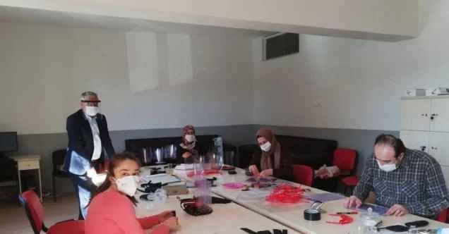 Sağlık çalışanları için 3D yazıcıdan siperlik üretimi