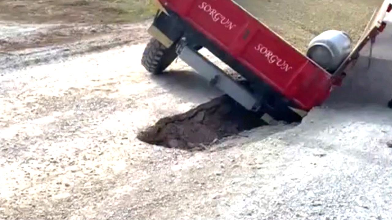 Yozgat'ta yol çöktü traktör mahsur kaldı
