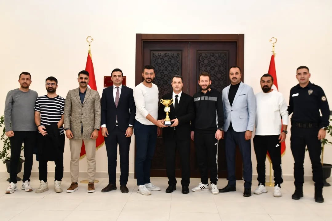 Yozgat Birincisi Erkek Voleybol Takımı Kaymakam Canpolat’ı Ziyaret Etti