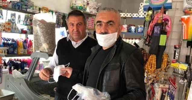 Okul müdürü, belde esnafına maske dağıttı