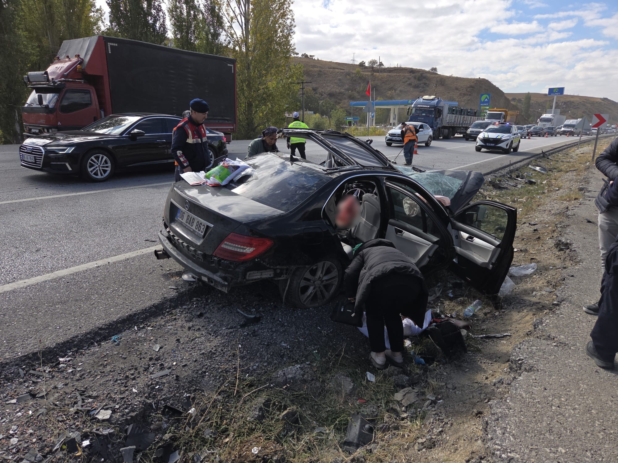 Yozgat sınırında tır ve otomobil çarpıştı!