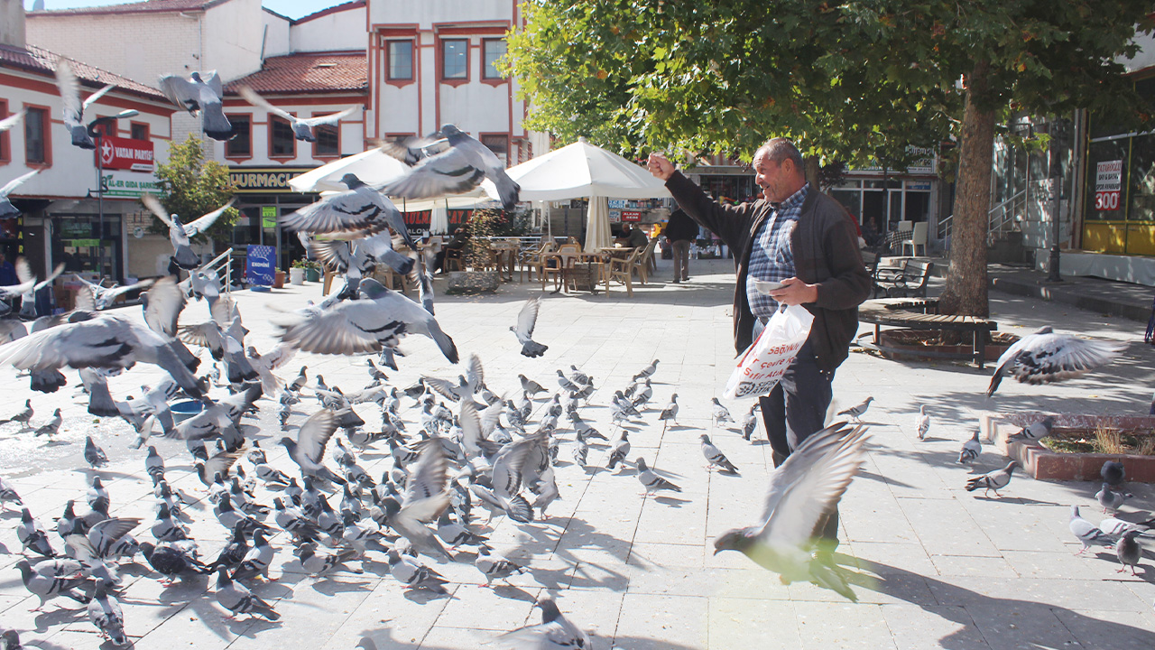 Yozgat’ta Esnaf Soğuk Havada Sokak Hayvanlarını Unutmuyor
