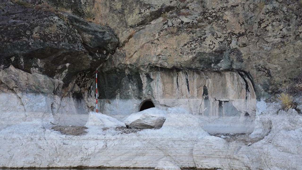 Yozgat’ta Taşlıtarla Kalesi’nde Binlerce Yıllık Kaya Mezarı Gün Yüzüne Çıktı