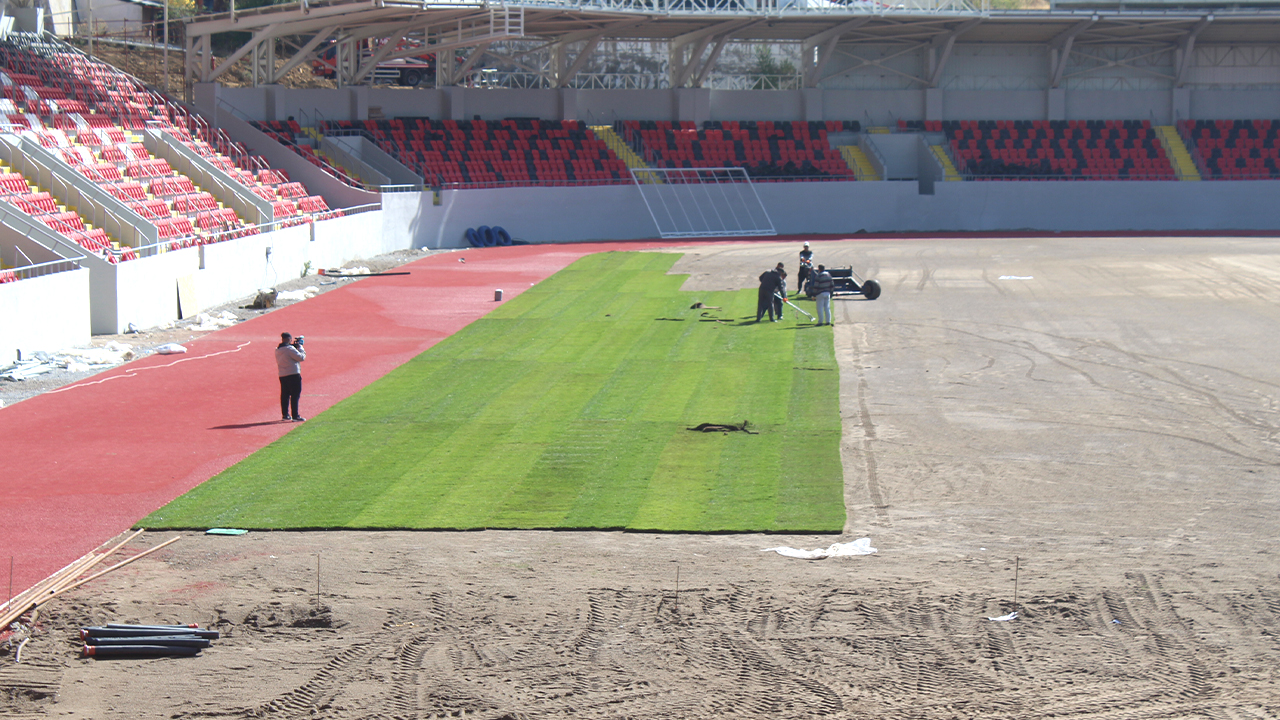 Yozgat’ın Yeni Şehir Stadyumunda Sona Doğru! Çim Serimi Başladı