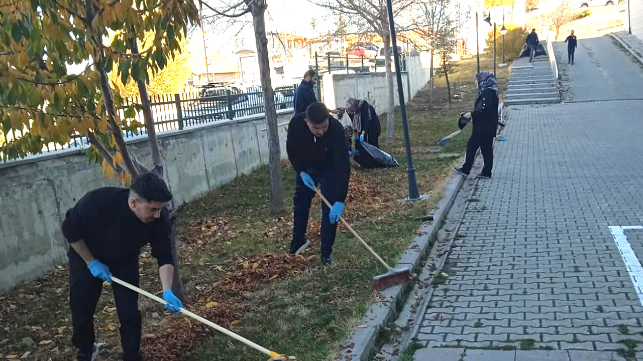 Akdağmadeni Şehit Sinan Babacan Devlet Hastanesi’nde Sonbahar Temizliği
