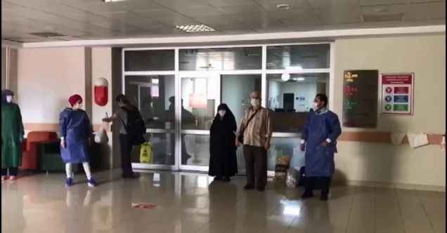 Korona virüsü yenen yaşlı çift hastaneden alkışlarla taburcu edildi