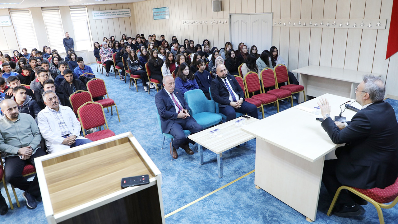 Yozgat Bozok Üniversitesi Rektör Prof. Dr. Evren Yaşar Kariyer Günleri Etkinliğinde Öğrencilerle Buluştu