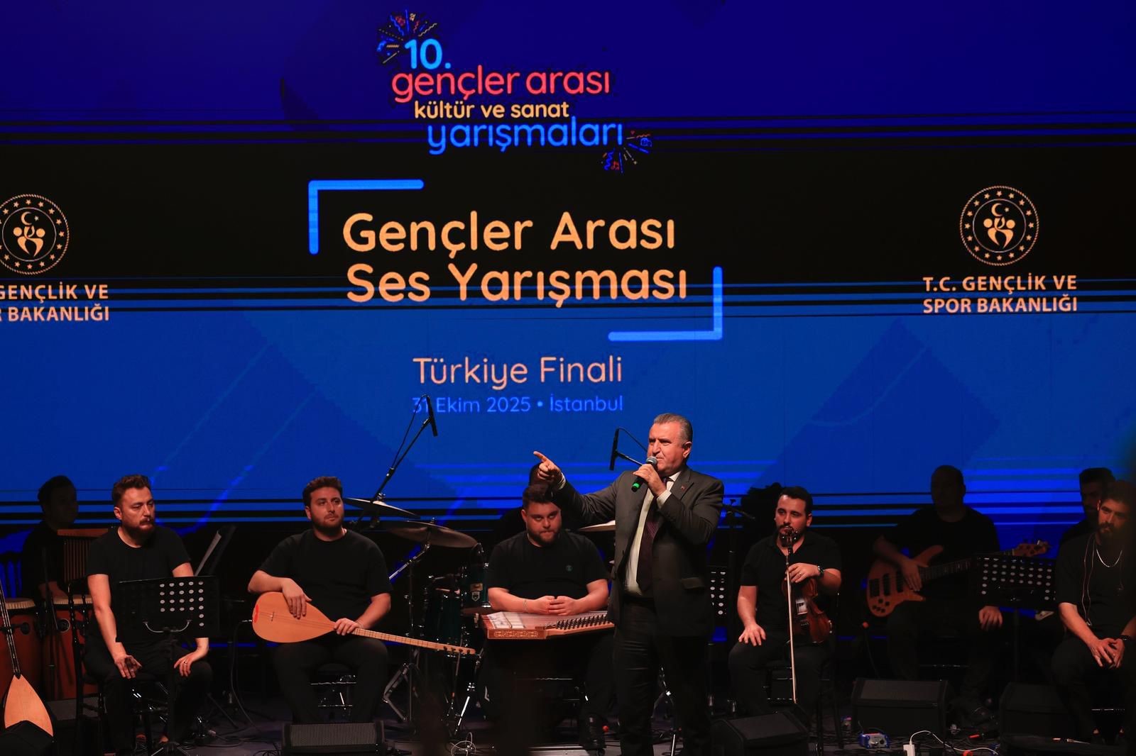 Bakan Osman Aşkın Bak, Gençler Arası Ses Yarışması Finalinde Şarkı Söyledi: Gençlerimiz Güzel İşler Yapıyor
