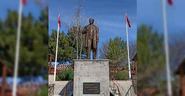100. yılda kardeş kente Atatürk heykeli