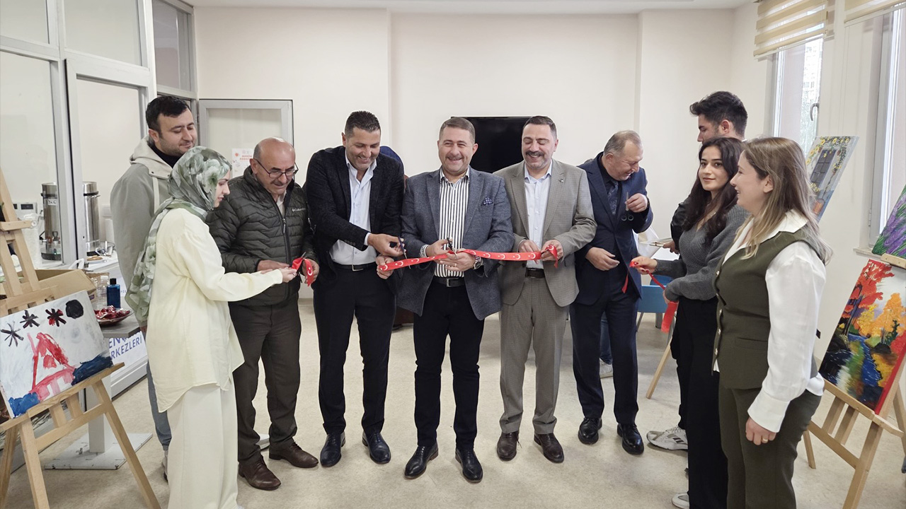 MHP Heyeti, Yozgat’ta “Hayalden Tuvale Uzanan Yol” Resim Sergisinin Açılışını Yaptı