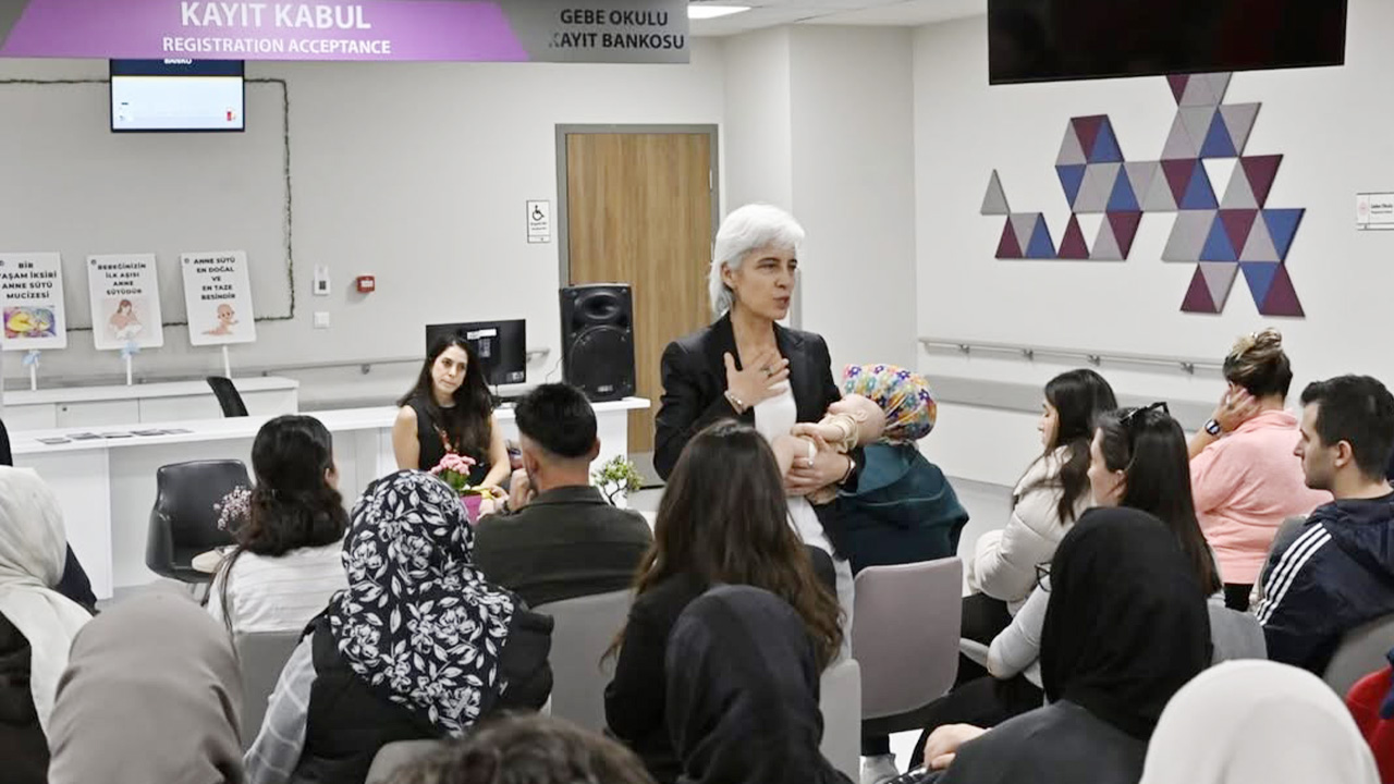 Etlik Şehir Hastanesi Gebe Okulu Kasım Etkinliğinde “Anne Sütü” Konusunu Ele Aldı