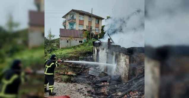 Rize’de ev ve serender yangını korkuttu