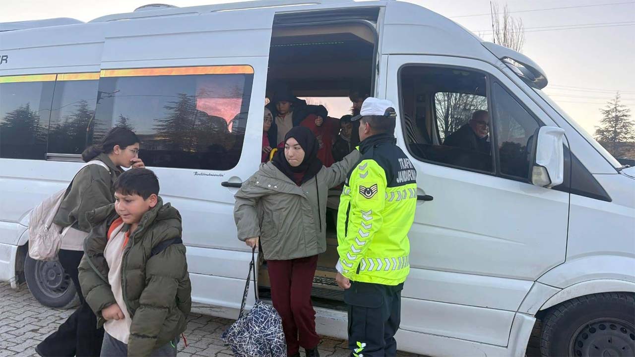 Yozgat’ta Jandarma Çocuklara Trafik Bilinci Aşılıyor: Eğitim ve Denetimler Sürüyor