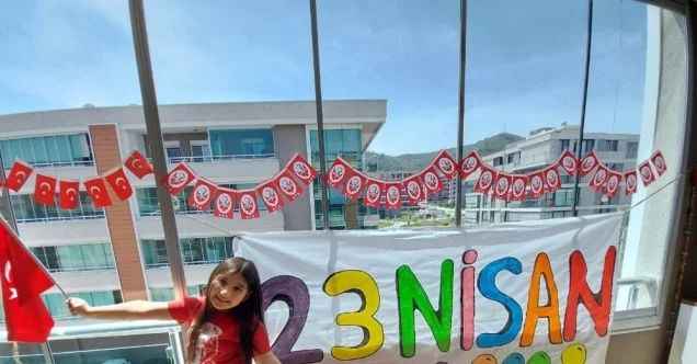 Balkonda 23 Nisan coşkusu