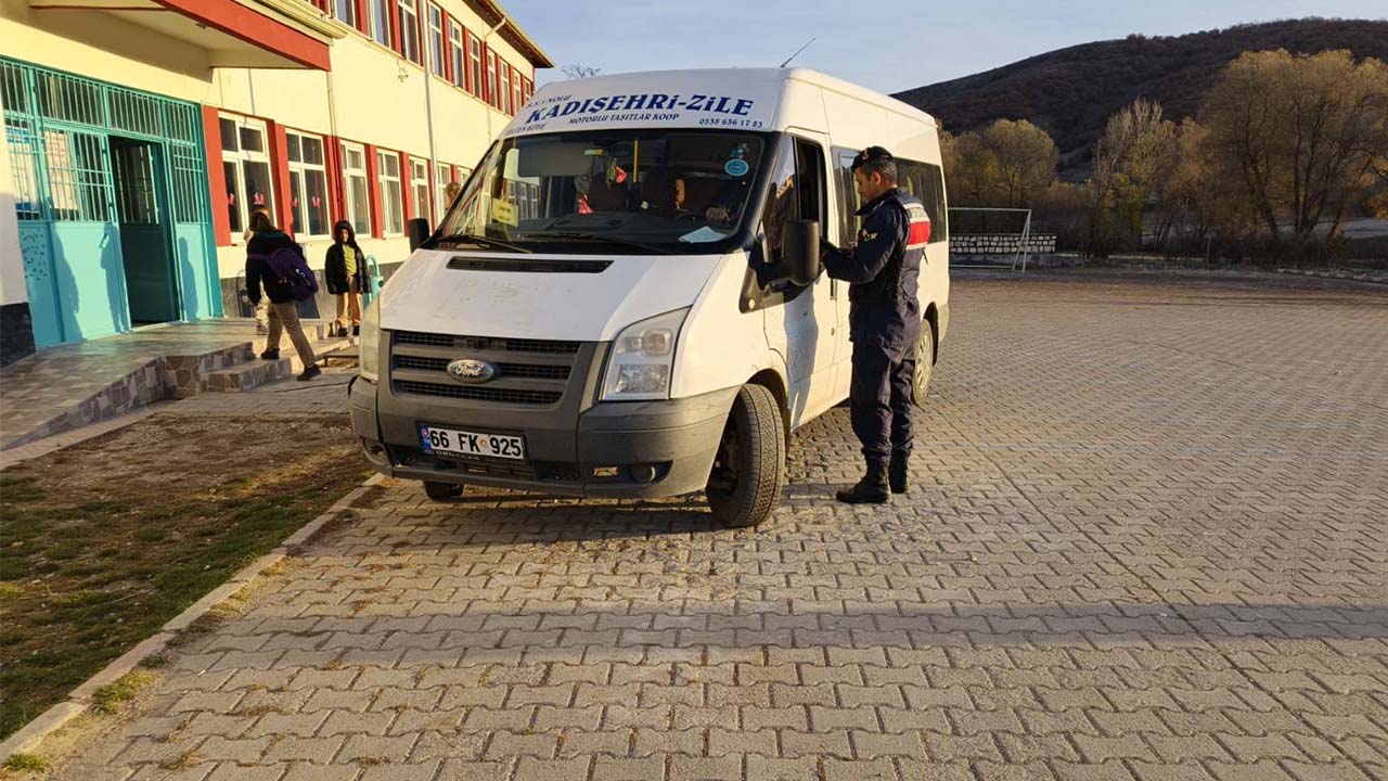 Kadışehri Jandarmasından Okul Servis Araçlarına Sıkı Denetim