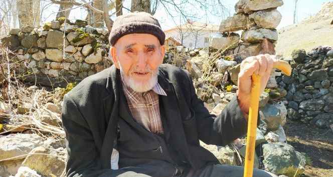 Asırlık çınar, enerjisiyle gençlere taş çıkarıyor