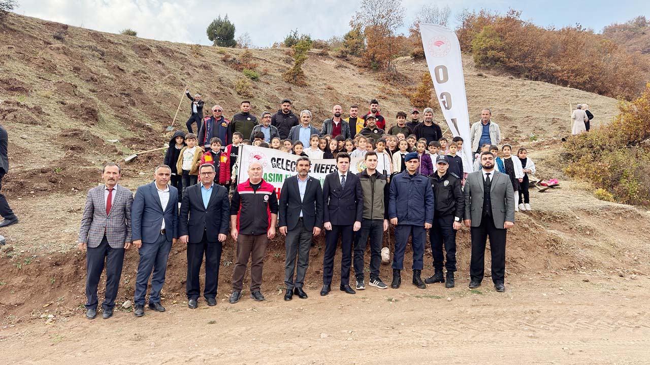 Aydıncık’ta Başkan Tekçam Çocuklarla Fidan Dikti!