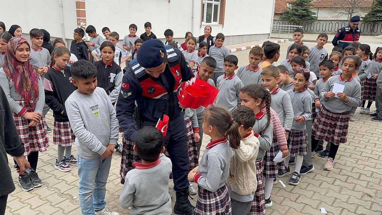 Yozgat’ta Minik Yüreklerde Bayrak Sevgisi: Jandarmadan Anlamlı Hediye!