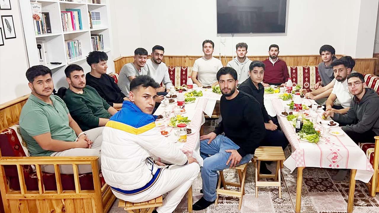 Şefaatli’de Kalpten Kalbe Köprü Kuruldu: Arkadaşlık ve Dostluk Sohbeti Gerçekleşti