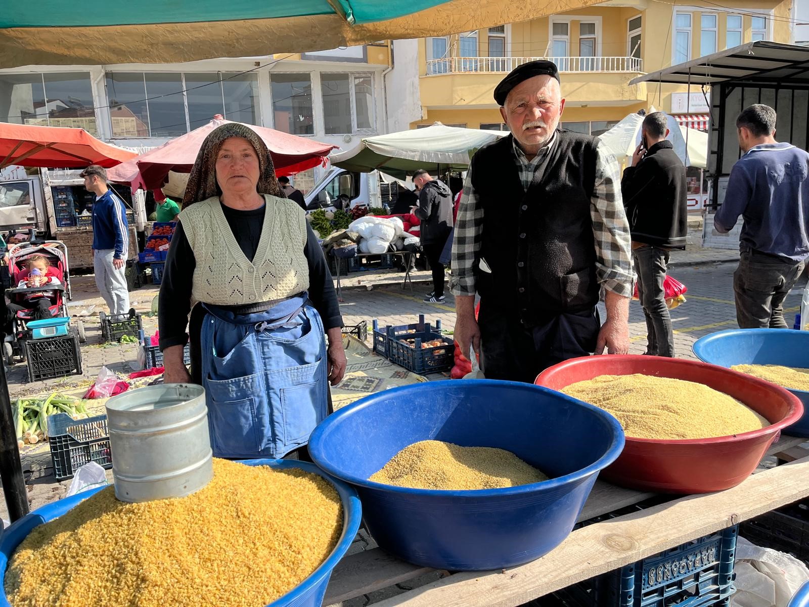 Yozgat Çekerekli Çift Pazarcılıkla Geçimini Sağlıyor