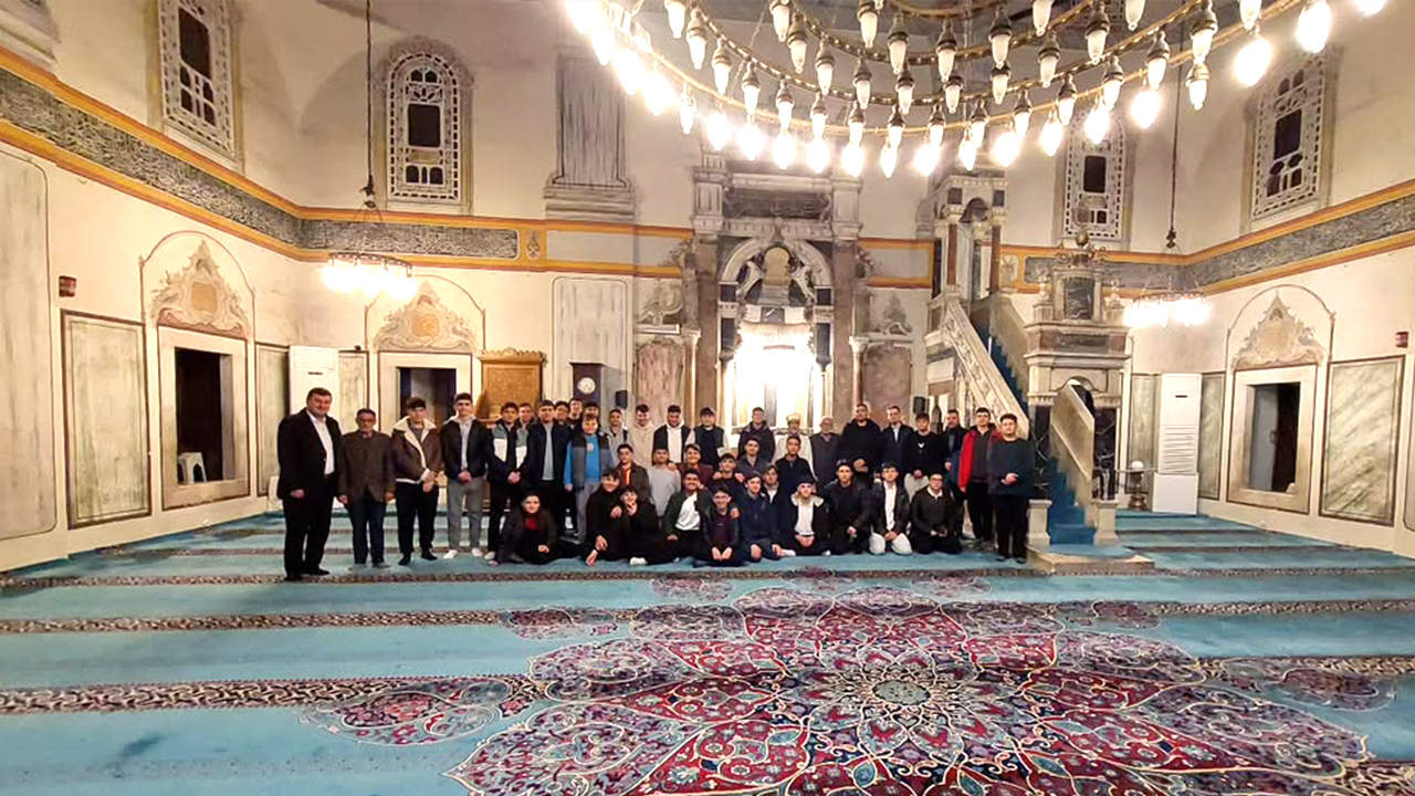 Yozgat Şehitler Fen Lisesi Öğrencileri Çapanoğlu Büyük Camii’nde Yatsı Namazında Buluştu