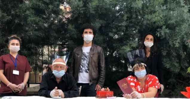 Tunceli’de engelli çift, maske ve sosyal mesafe tedbiri altında evlendi