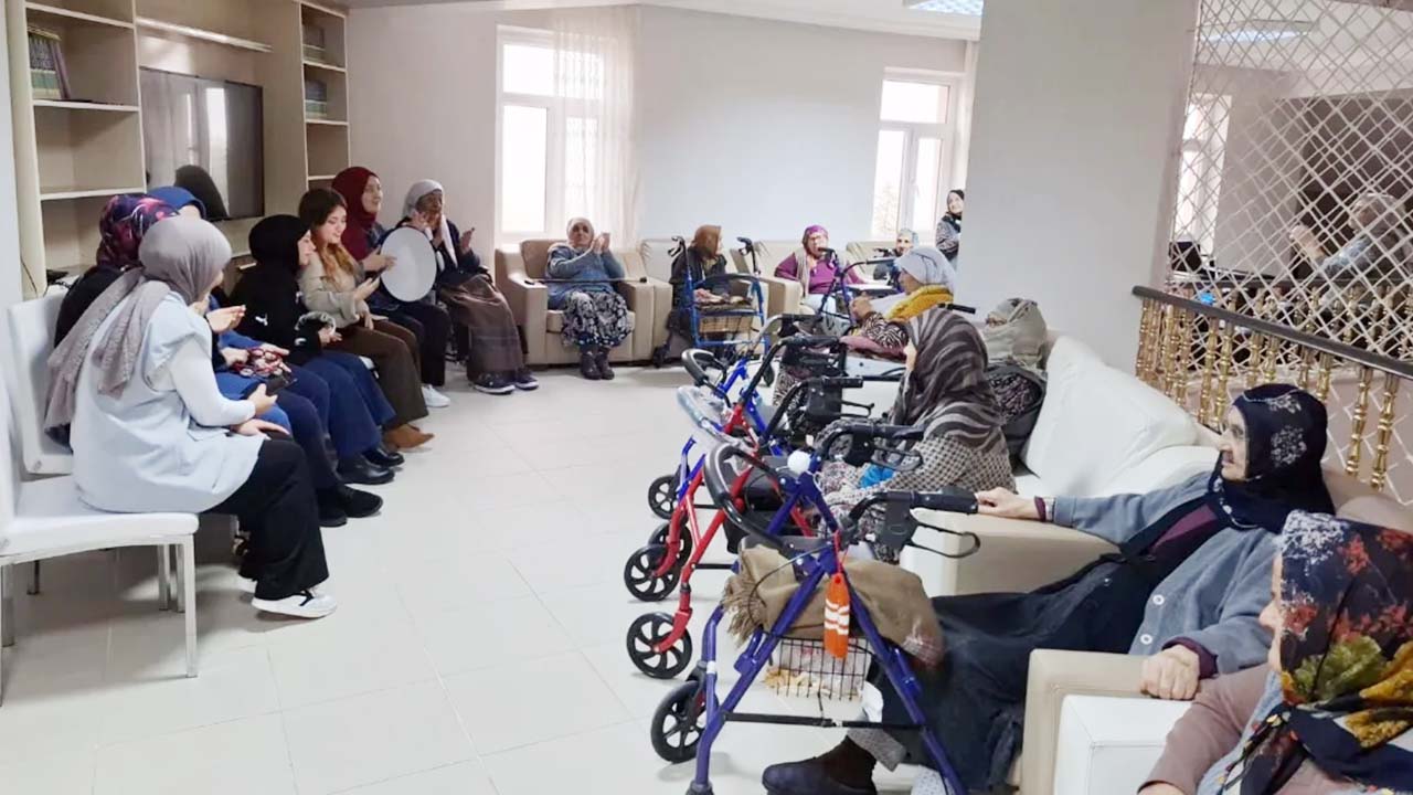 Yozgat Bozok Üniversitesi Öğrencilerinden Huzurevinde Yürek Isıtan Buluşma