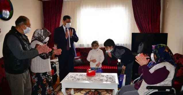 Vali Mustafa Masatlı, çocukların bayramını evlerinde kutladı